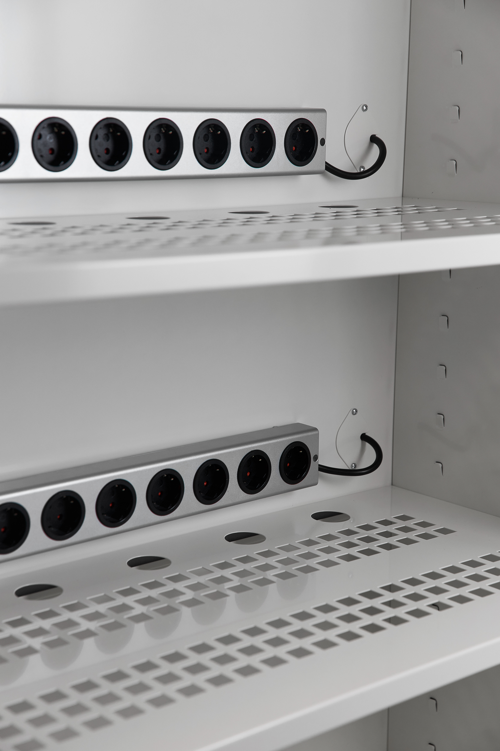 8-vägs grenuttag monterat över hyllan