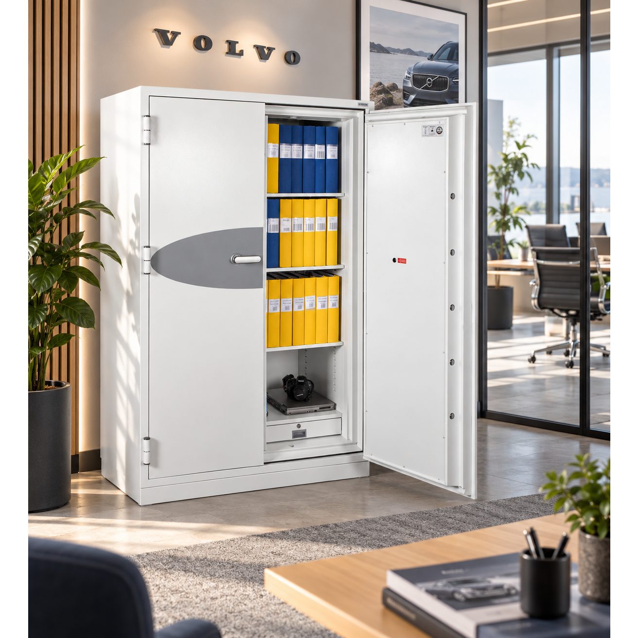 Vitt dokumentskåp med en öppen dörr som visar blå och gula pärmar samt elektronik, en stängd dörr med grå oval design, i kont