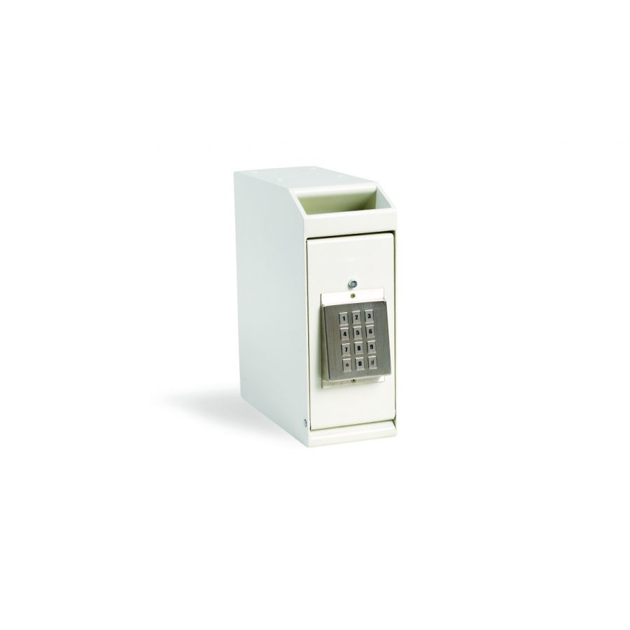 Ljusbeige smal box med digitalt kodlås på fronten, sedelinkast upptill, dörren stängd.
