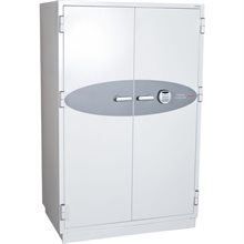 Ljust grått dubbeldörrskåp med grå oval panel, två handtag och digitalt kodlås. Dörrarna är stängda.