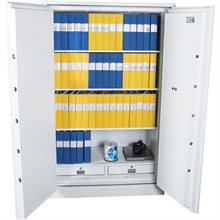 Vitt dokumentskåp med dubbla öppna dörrar. Inuti syns hyllor fyllda med blå och gula pärmar, två lådor, en laptop och en kame