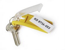 Nyckelbricka i gult med en nyckel och egenhändig namnbeteckning. Bricka för D-serien.