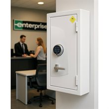 Vitt kassaskåp med digitalt kodlås och silverfärgat handtag, dörren stängd, i kontorsmiljö.
