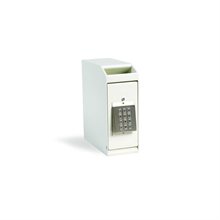 Ljusbeige smal box med digitalt kodlås på fronten, sedelinkast upptill, dörren stängd.